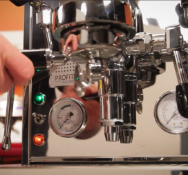 Tìm hiểu cách quay số cỡ xay cà phê để pha cà phê espresso
