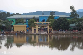 Bộ đội, giáo viên dọn dẹp trường học sau lũ