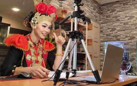 Cô giáo mặc trang phục truyền thống dạy online