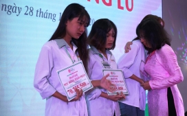 Tân sinh viên nghẹn ngào nhận học bổng trong ngày khai giảng