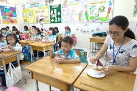 Trường cho học sinh chấm điểm bữa ăn bán trú: Rất ngon, ngon, không ngon, dở tệ