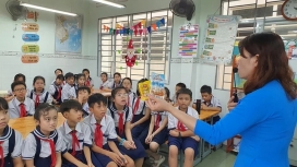 Quà vặt cổng trường bủa vây học sinh: Không thể xem là chuyện vặt