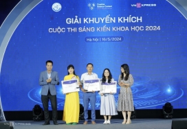 Thầy giáo dạy nhạc chế tạo bảng thông minh cho học sinh vùng cao