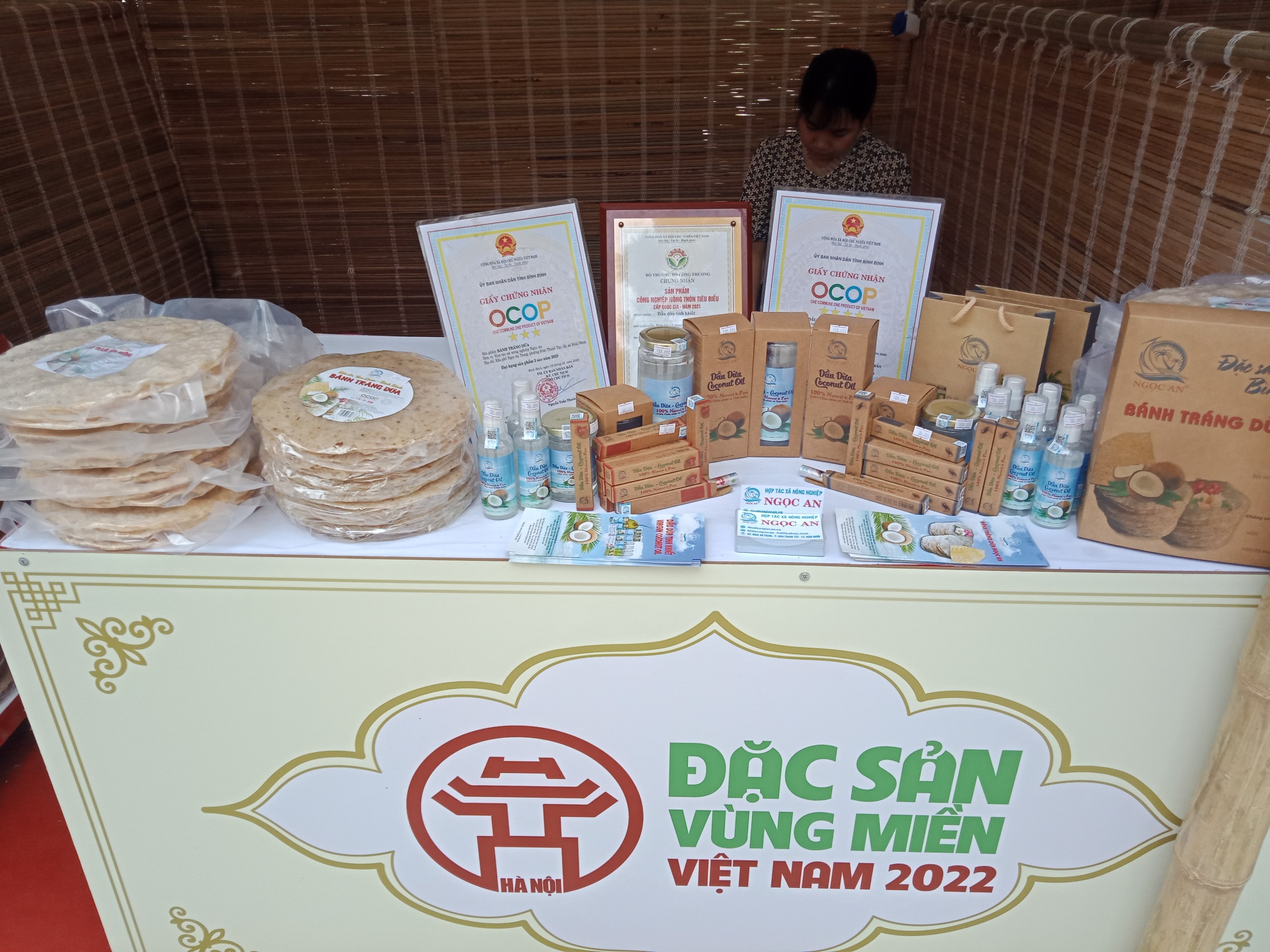  Sản phẩm dầu dừa, bánh tráng dừa Ngọc An tham gia Hội chợ Đặc sản vùng miền năm 2022 được tổ chức tại Quảng trường Trung tâm thương mại Vincom Mege Mall Royal City Hà Nội   